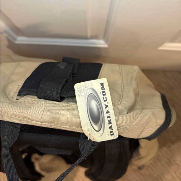 Oakley Khaki and Black Men's Backpack - Picture 3 of 4